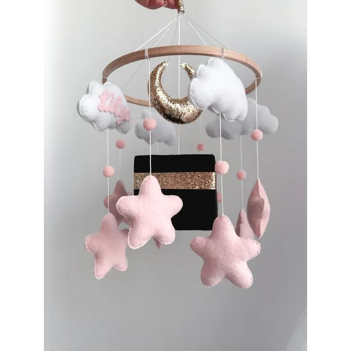 Prachtige babymobiel met wolken, sterren en een maan in een sfeervolle babykamer