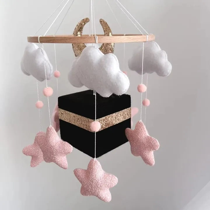 Prachtige babymobiel met Kaaba, wolken en sterren voor een dromerige babykamer