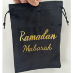 Zwarte drawstring tas met Ramadan Mubarak in gouden letters, perfect voor gebaksdoos