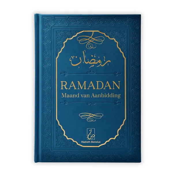 Donkerblauw hardcoverboek met gouden tekst over de maand Ramadan staat van aanbidding